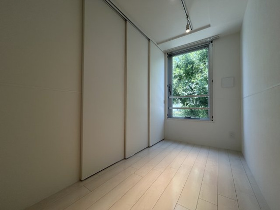 窓からちょうど植栽の緑が見えますね