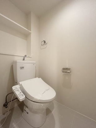 オープン棚付きトイレ