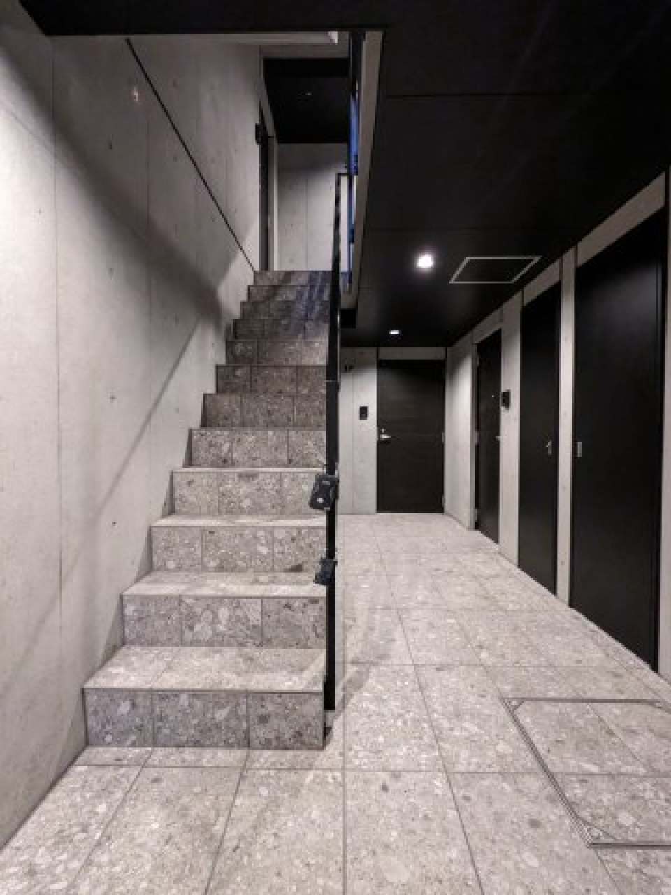 モノトーンな共有廊下