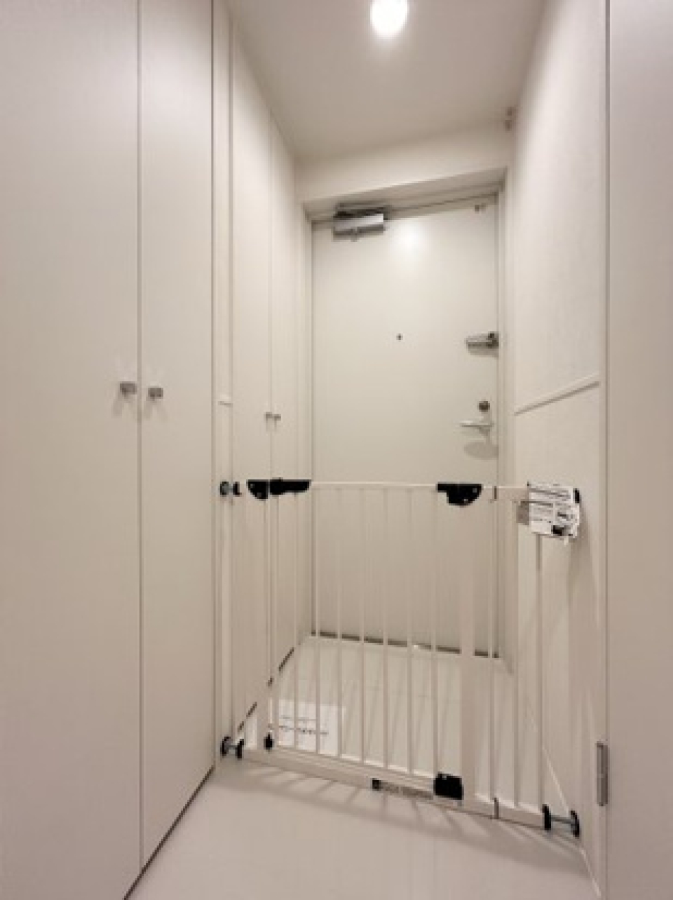 脱走防止柵を付けた玄関