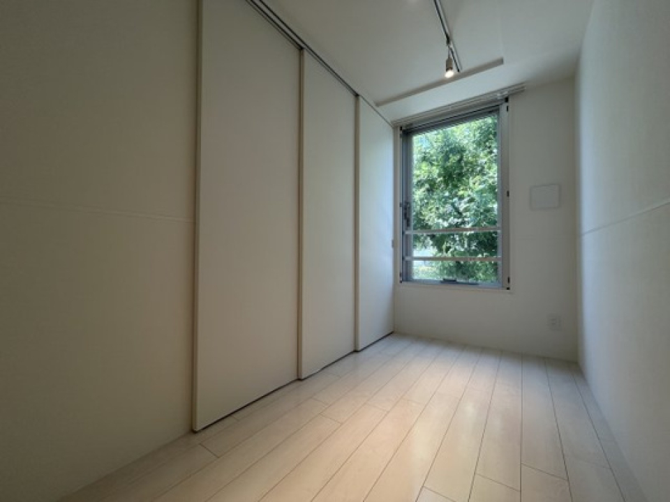 窓からちょうど植栽の緑が見えますね