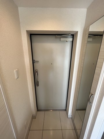 玄関には大きな姿見付きのシューズクローゼット