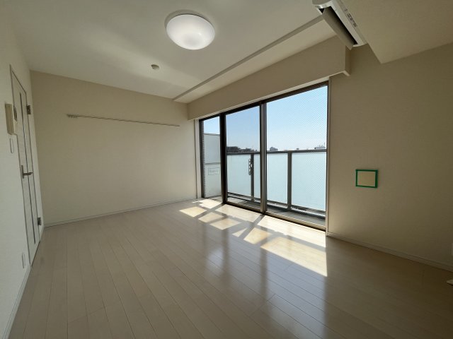 南の壁にはピクチャーレールがついています