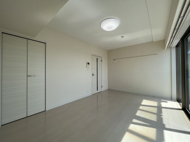 白とアイボリーで明るく広く見えるお部屋