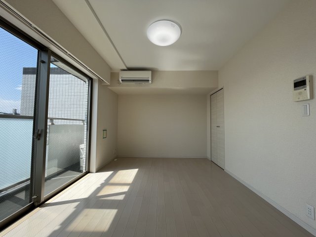 8.7帖の洋室には大きな掃き出し窓