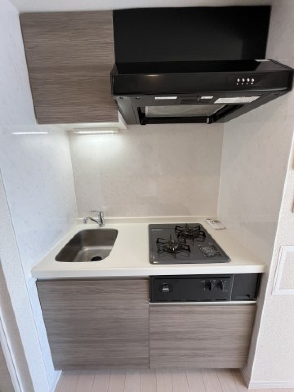 キッチンもコンパクトめだけど、2口コンロあります。コンロカバーなどで作業スペースを工夫して作るとよさそう