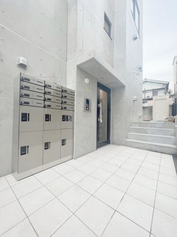 エントランスはオートロック。宅配ボックスもあります