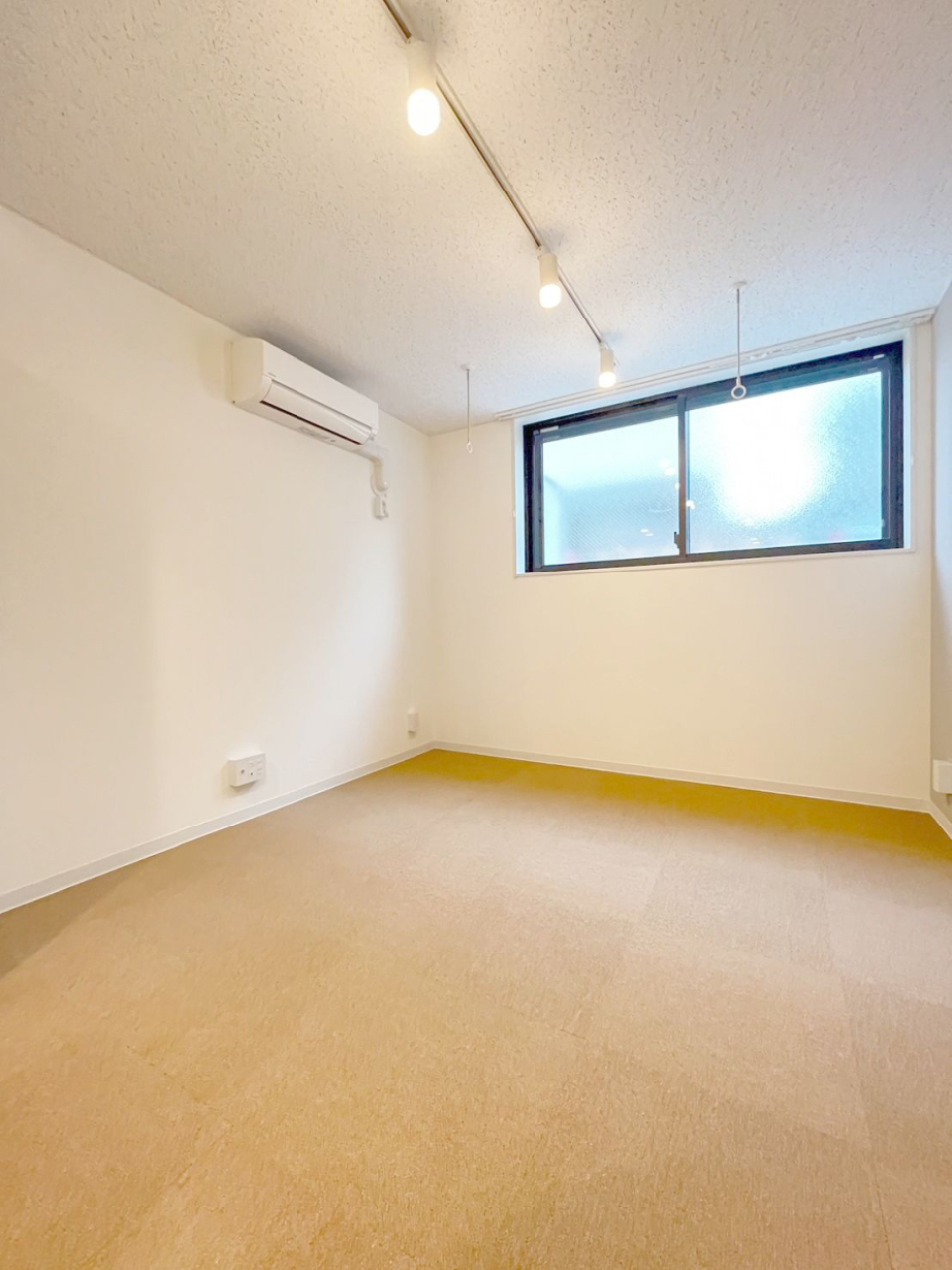 8帖の居室は防音床＆防音壁＆防音天井、コンクリートの厚み180㎜。24時間楽器演奏可能です　※本文内制限事項ご確認ください