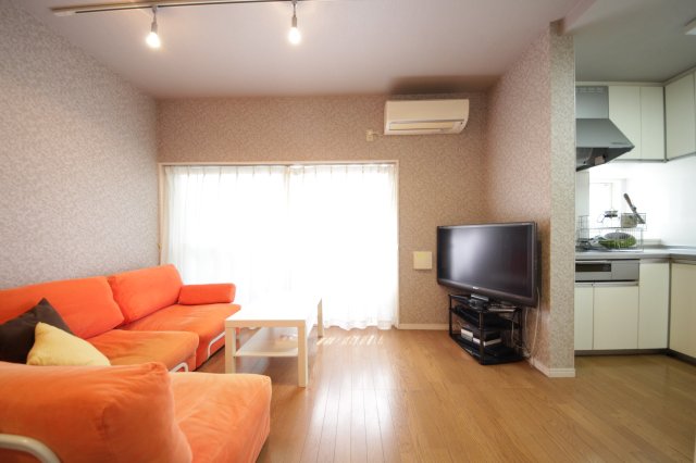 清潔感ある広々としたリビングで、人もペットも快適なシェア生活。全１０戸、猫好きが集まるシェアハウスで