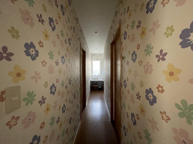 可愛らしい花柄デザインの壁紙。 