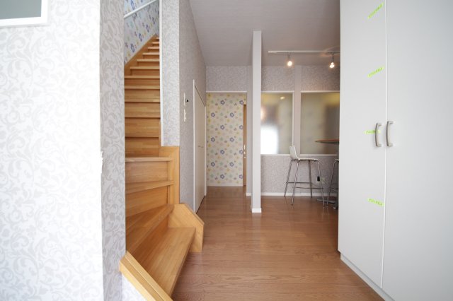 玄関はパスワード式の電子錠。オートロック式です。 