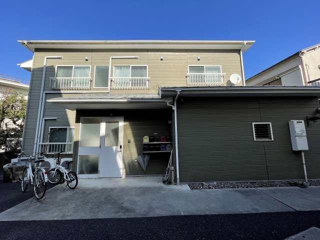 ホワイト&times;グレーのシンプルで可愛らしい外観です。 