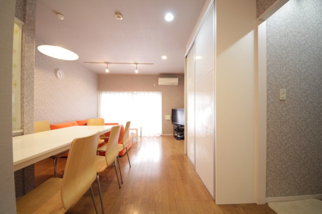 大きなテレビ、ダイニングテーブルと、一人暮らしでは得られない贅沢な設備が備わっています。 