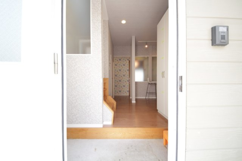 玄関はパスワード式の電子錠。オートロック式です。 