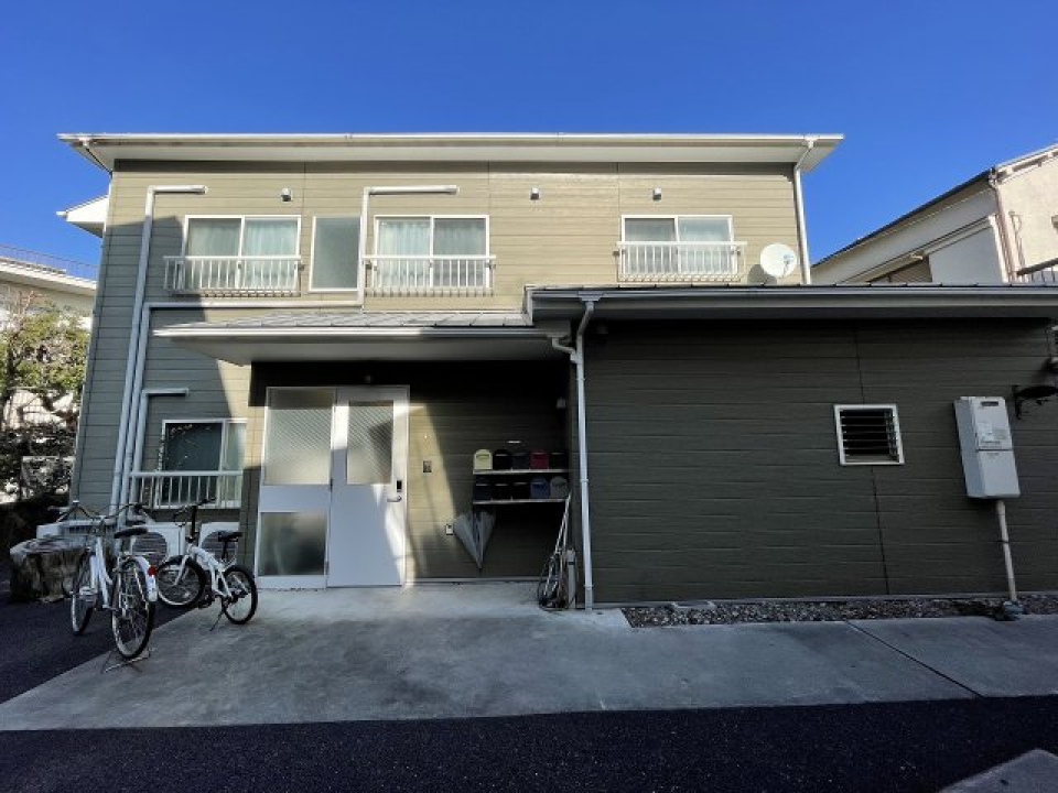 ホワイト×グレーのシンプルで可愛らしい外観です。 