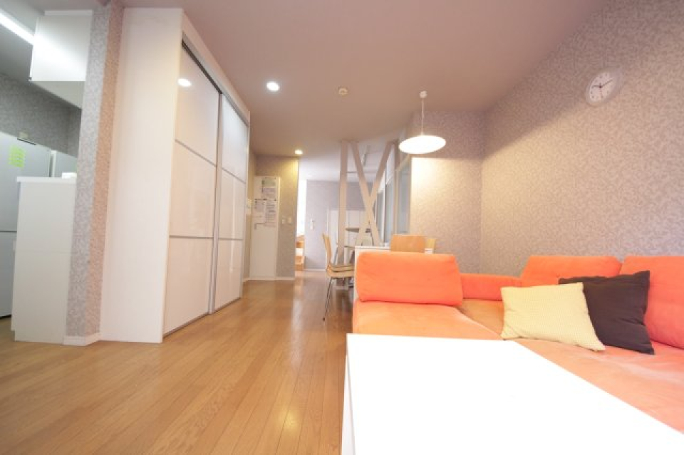 大きなテレビ、ダイニングテーブルと、一人暮らしでは得られない贅沢な設備が備わっています。 