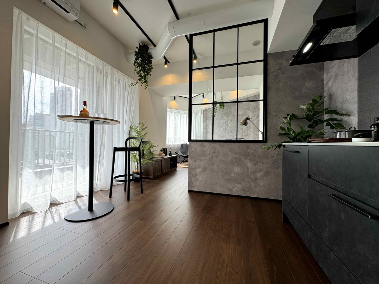 約37㎡の居室はアイアン&times;ガラスの間仕切りで仕切られている