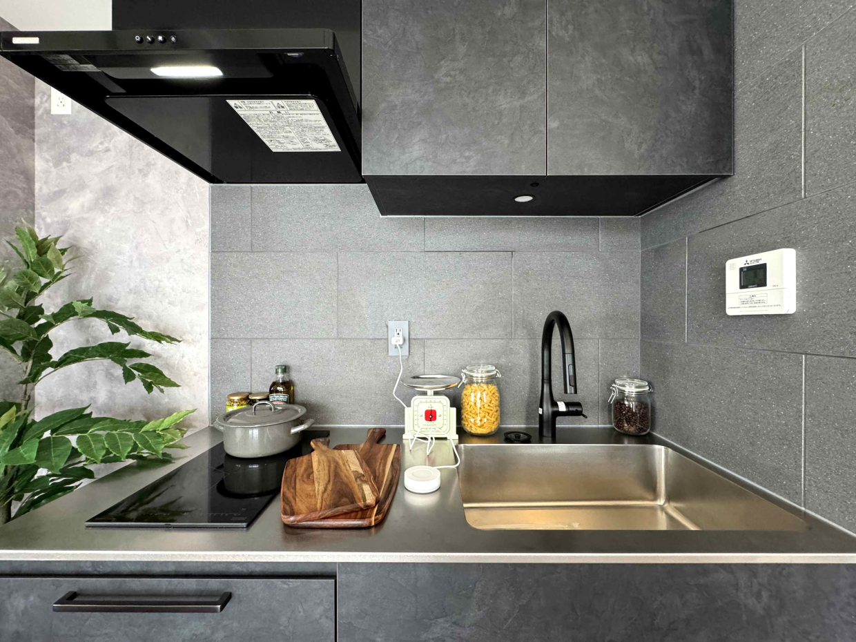 グースネックの水栓にIHタイプのコンロ