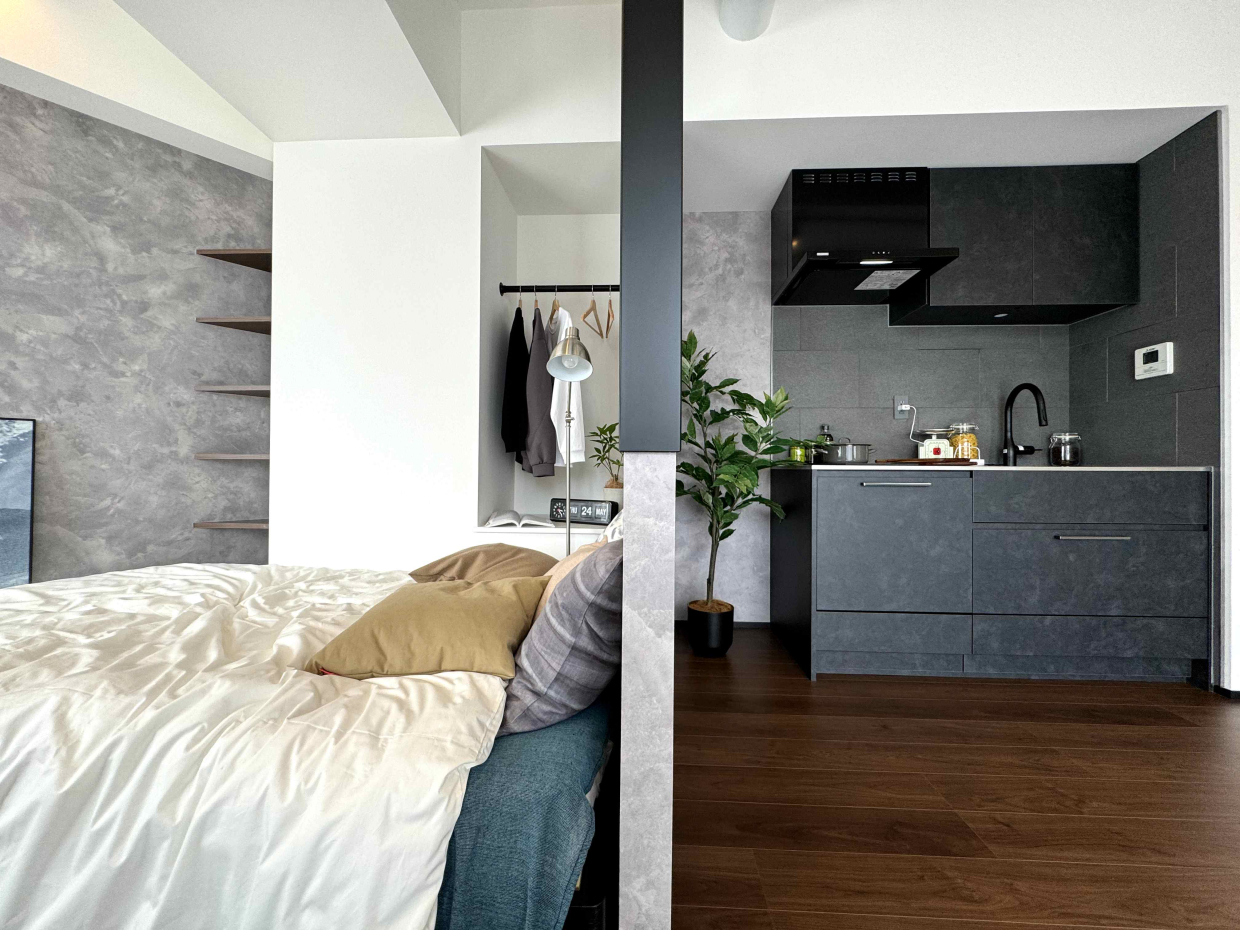 間仕切りを挟んでダイニングスペース