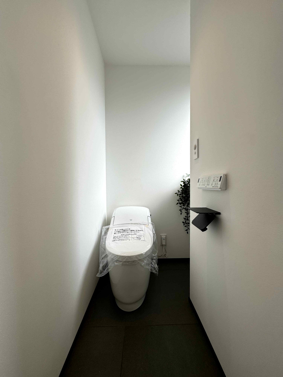 トイレにはドアはなく、洗面スペースと一緒