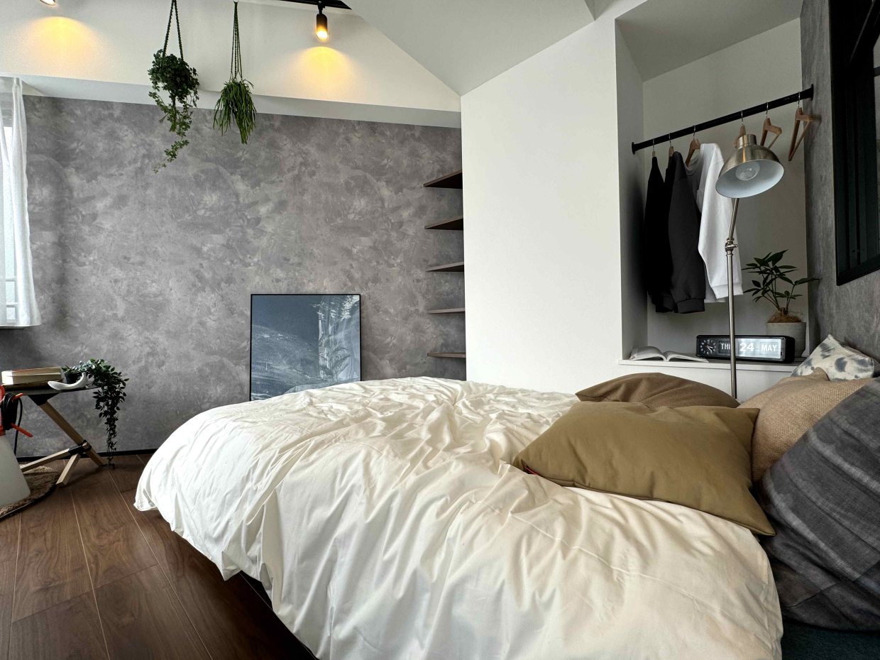 モルタル風の壁紙がアクセント