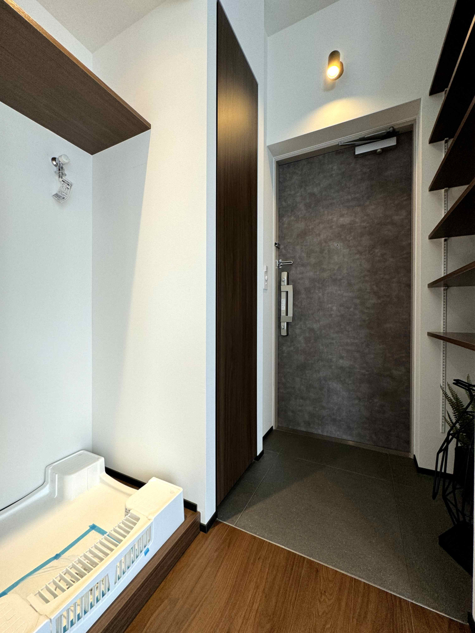 玄関。収納棚もあります。洗濯機置き場はロールスクリーンで隠せます。