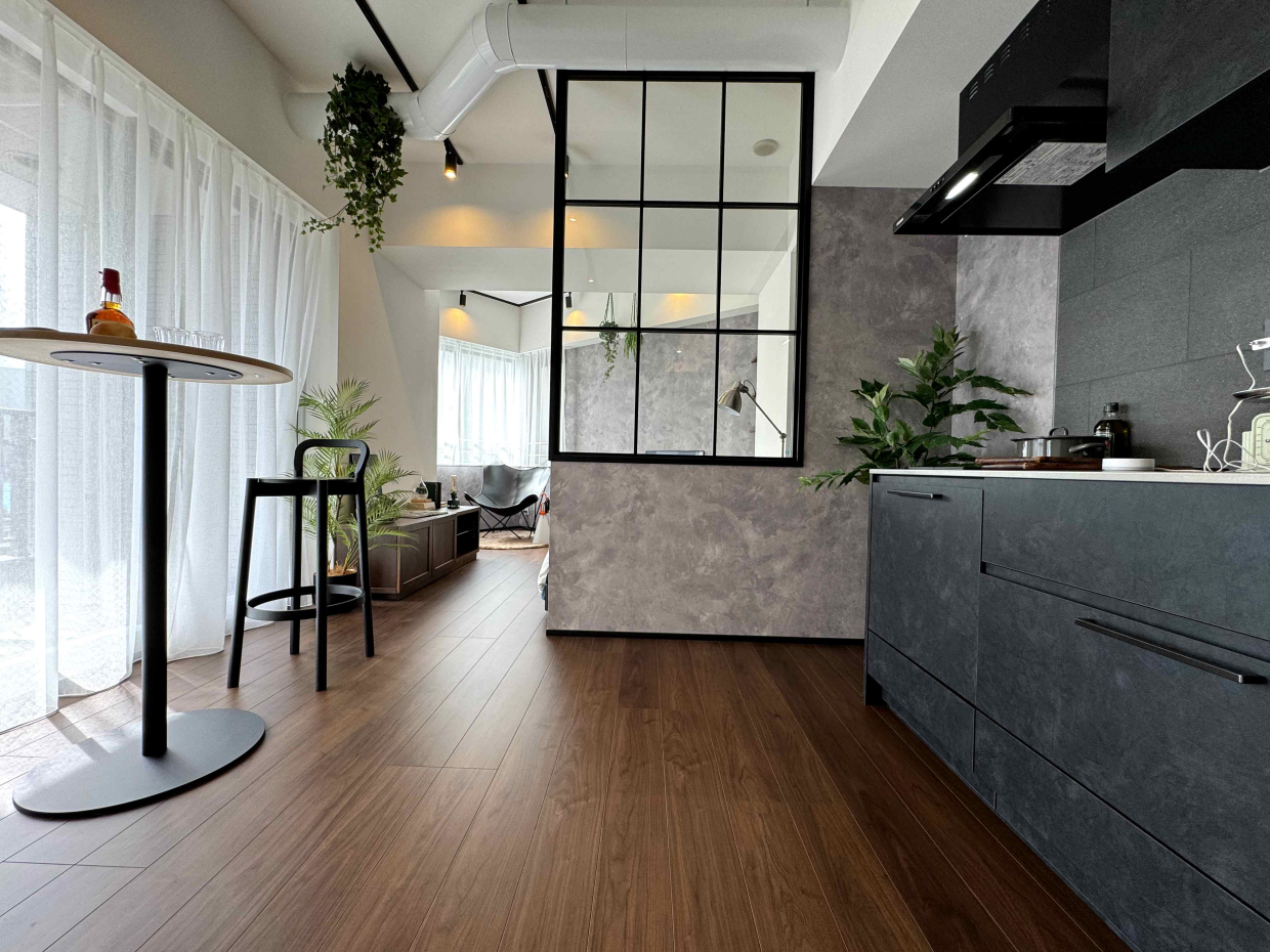 ブラックなキッチンとアイアン&times;ガラスの間仕切りが素敵な空間