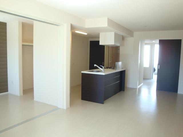 モノトーン調のスッキリとした内装