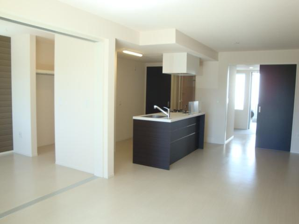 モノトーン調のスッキリとした内装