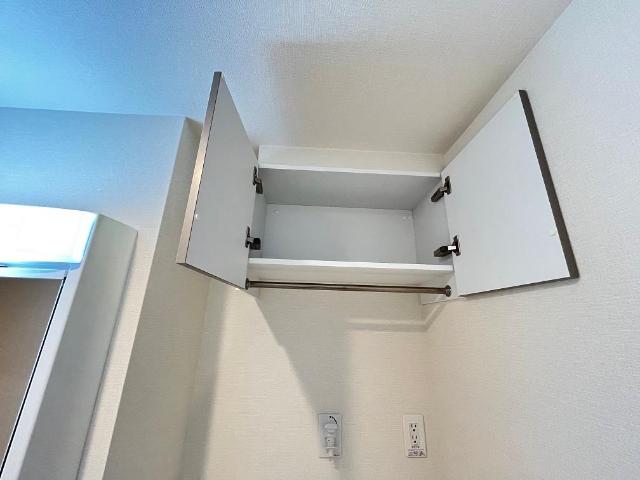 洗濯機置場上部の収納棚