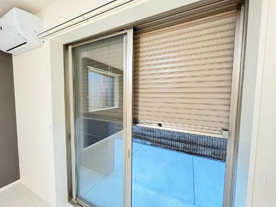 LDKの窓にはブラインド付き