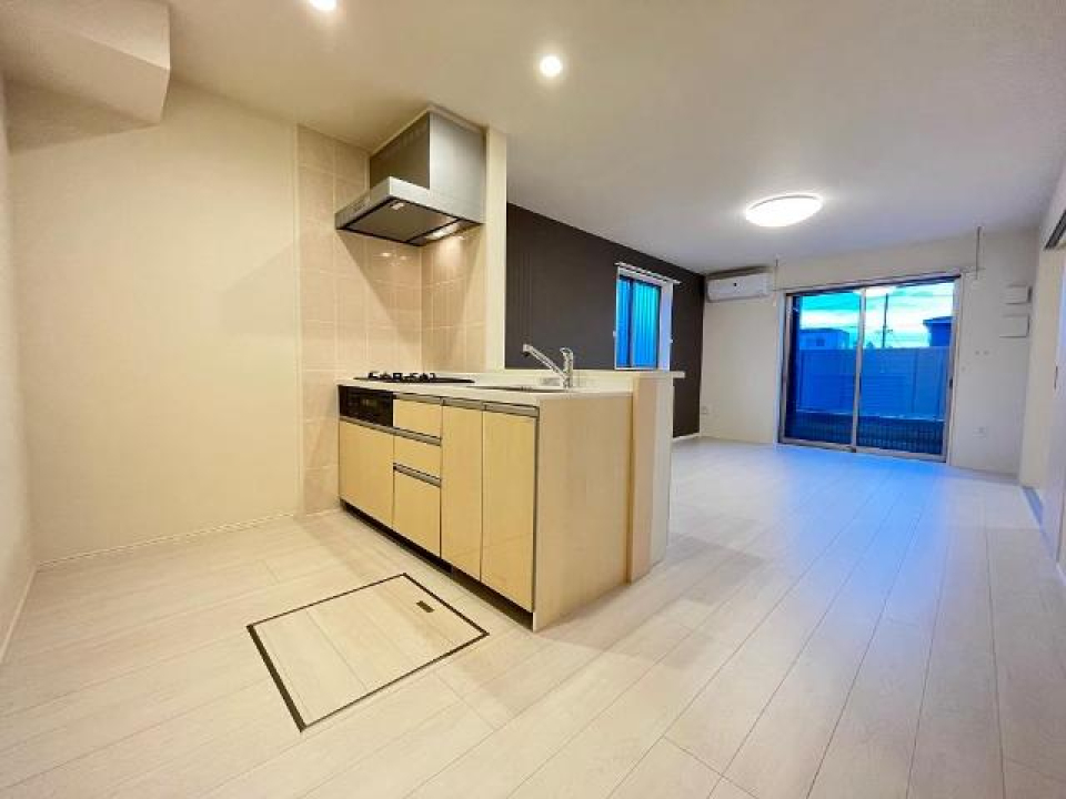 LDK　14帖
スタイリッシュなモノトーン調の内装