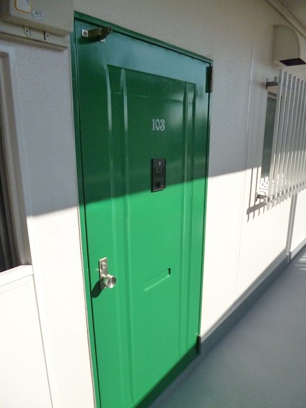 印象的なグリーンの扉がお出迎え！