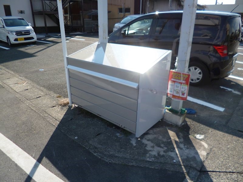 敷地内ゴミと宅配BOXが付いています。