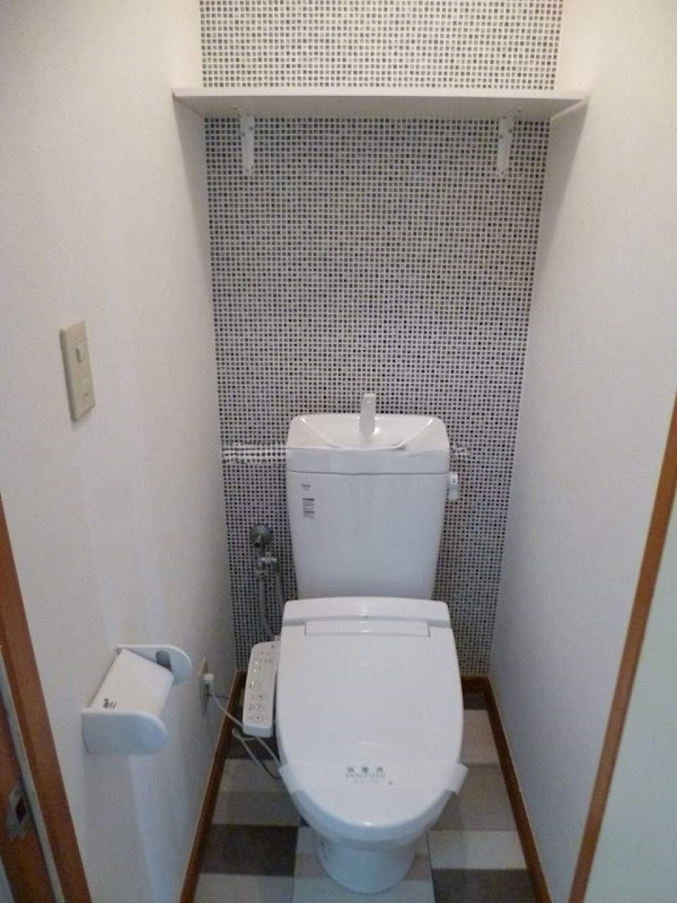 トイレの床と壁の模様もリノベーションされています。