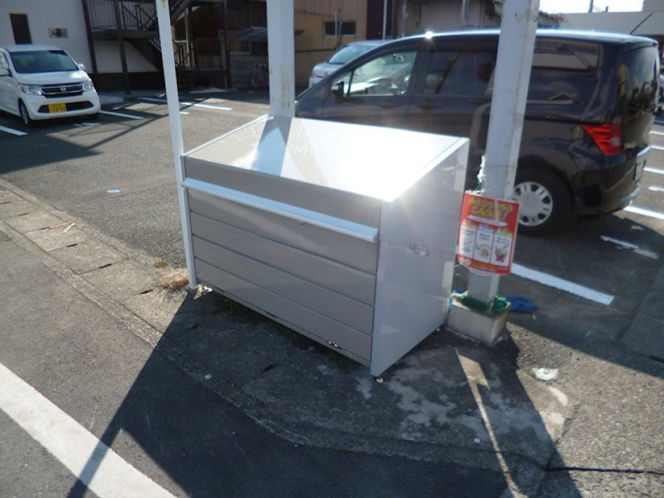 敷地内ゴミと宅配BOXが付いています。