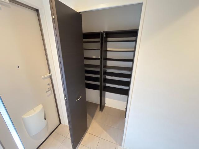 玄関横の大容量シューズボックス