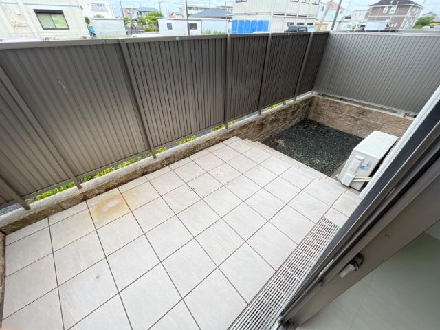 専用庭もタイル張りで扱いやすい