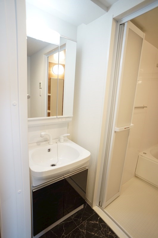 大理石のような床が高級感を感じます