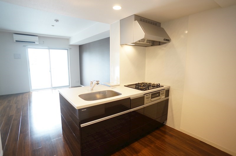 対面式のキッチンで開放的に使えます