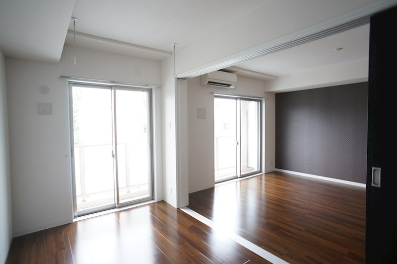 黒い壁紙でお部屋がシックな雰囲気に