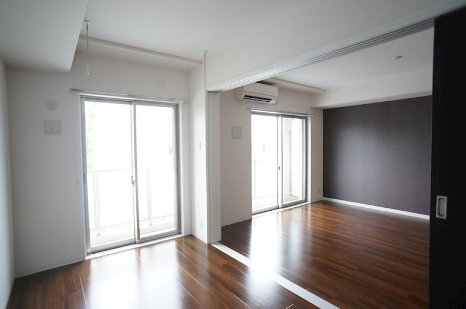 黒い壁紙でお部屋がシックな雰囲気に