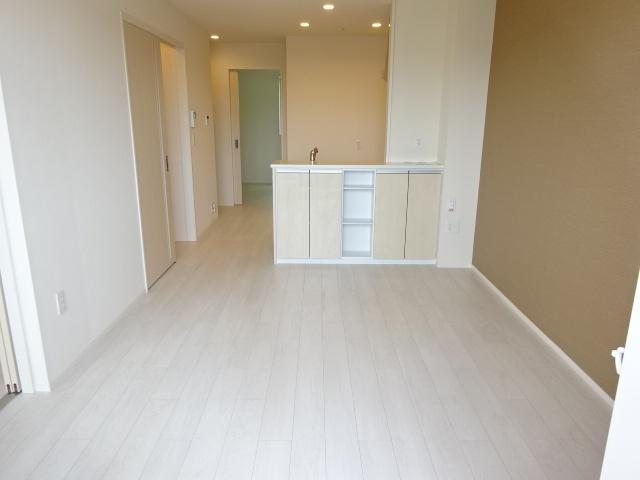 白とベージュを基調としたLDKは12.2帖の広さ