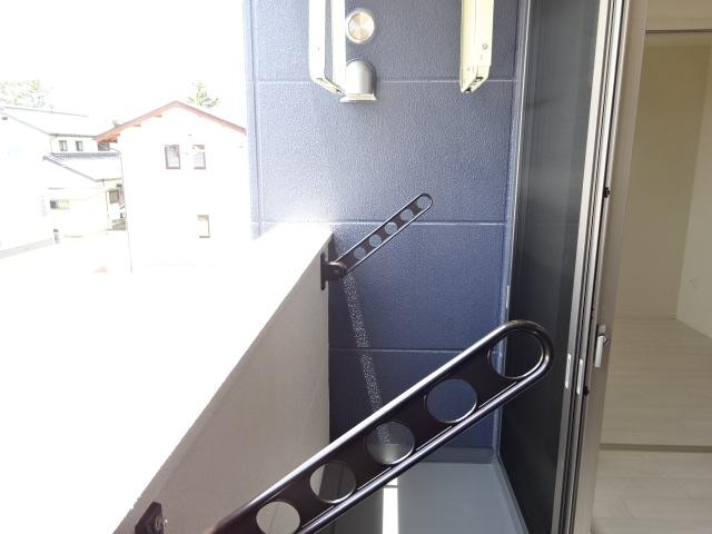 LDKの窓からはバルコニーへ出られます。