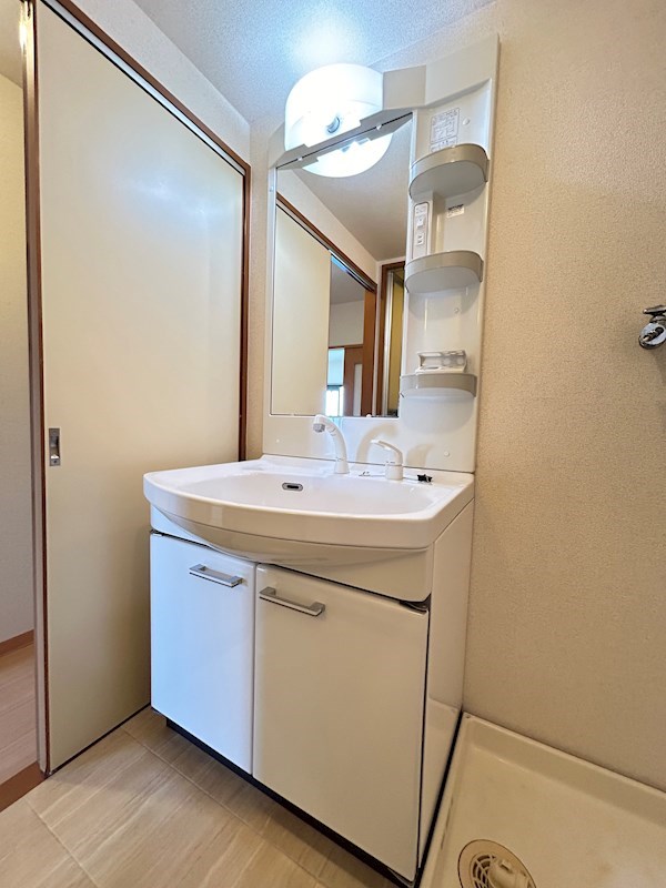 照明が明るく支度にはありがたい独立洗面台