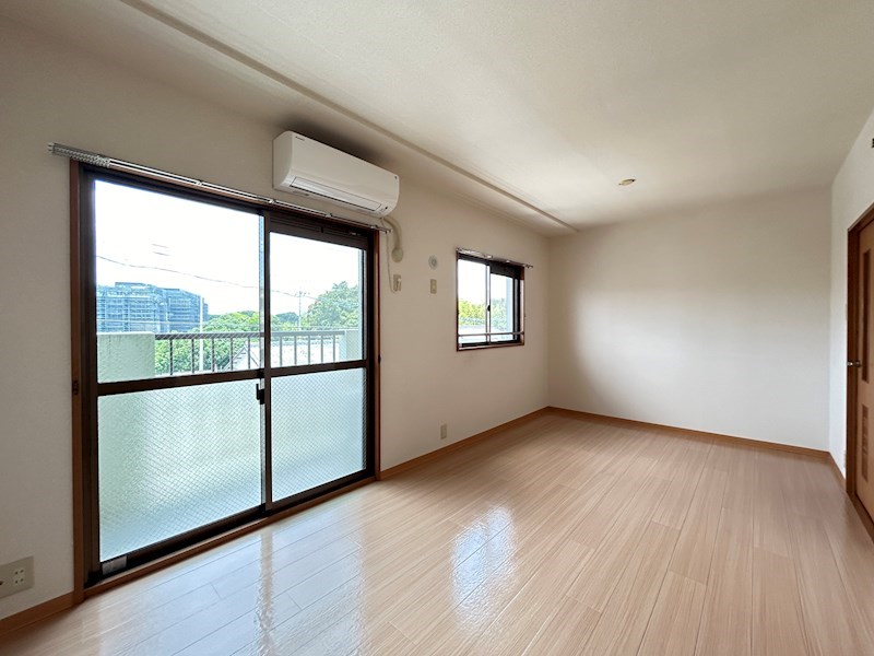 洋室にもバルコニーがありたくさん洗濯物が干せそうです