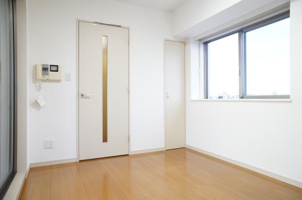 居室はコンパクトだが明るそう