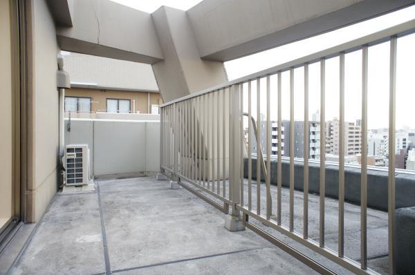 転落防止用の柵があるので、使用可能な広さは現地でご確認ください