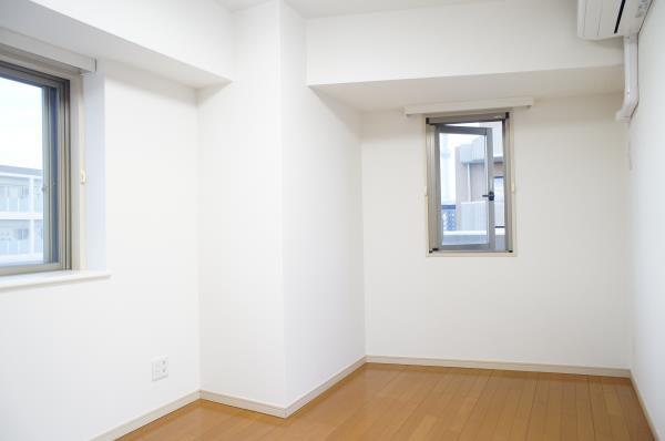 歪な形なので、置くものや配置は要検討