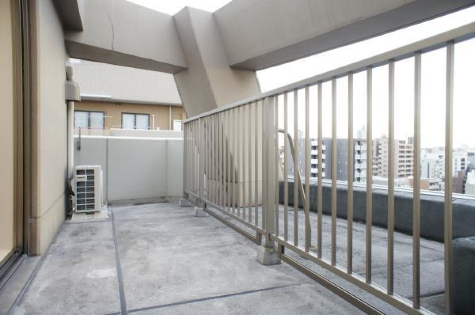 転落防止用の柵があるので、使用可能な広さは現地でご確認ください